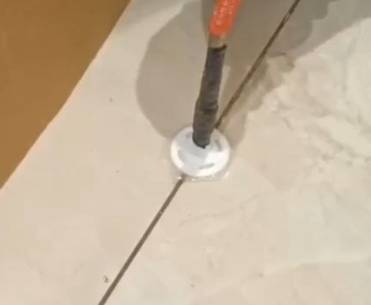 张湾瓷砖空鼓维修公司专业解答瓷砖在铺贴过程中，如果没有涂抹均匀到位的粘结材料（如水泥砂浆或瓷砖胶），可能会导致以下问题